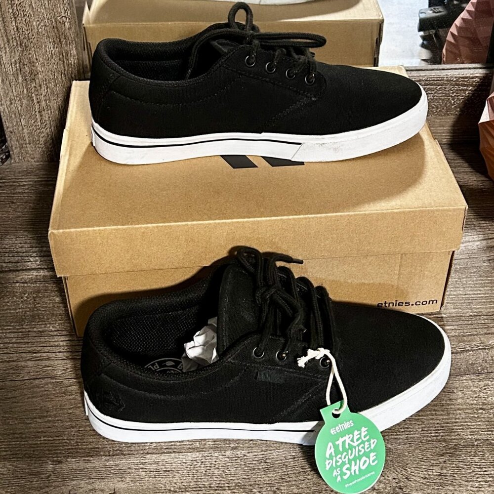Etnies- Jameson 2 ECO. // US W's size 7.5 // US M's size 6